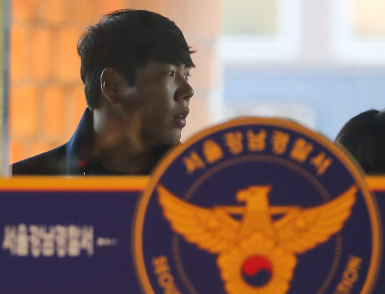 최근 강남에서 음주뺑소니 사고를 낸 메이저리거 강정호(29·피츠버그 파이리츠)가 6일 오후 서울 강남경찰서에 재조사를 받기 위해 출석하고 있다.